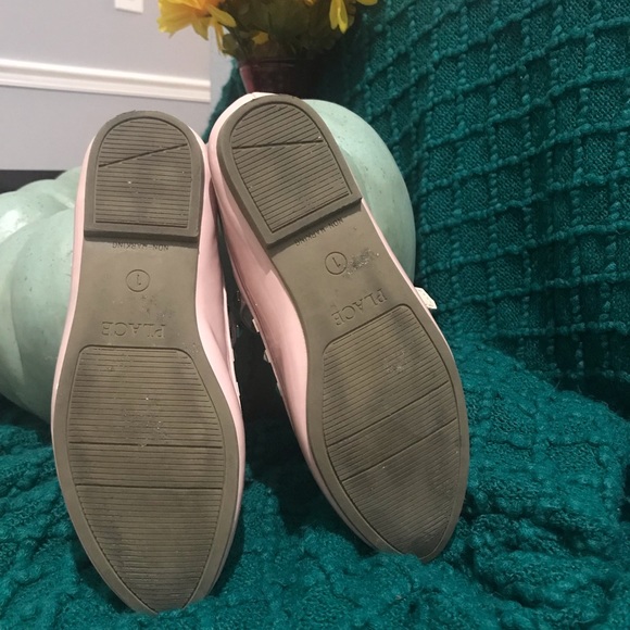 Girls flats. Children place shoes. - Picture 4 of 5